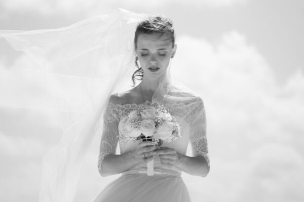 Mariée tenant son bouquet en noir et blanc – photographe à Marseille | MASSALI Films